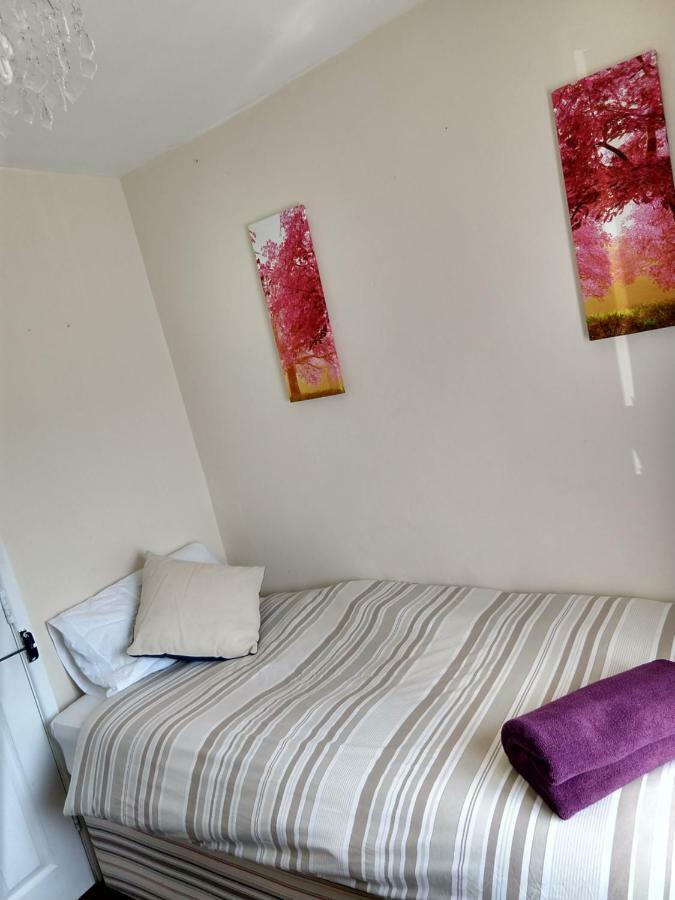 Rowe Gardens - Self Catering - Guesthouse Style - Comfortable Twin Or Double Rooms - Quiet Residential Area Workington Eksteriør billede